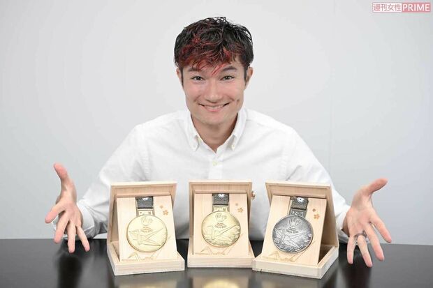 400メートル金メダル、200メートル銀メダル、4×400メートルリレーも金メダルで計3個のメダルを獲得した山田真樹選手