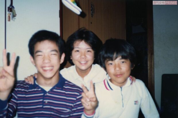 小学5年ごろの井本さん（右）と姉・詠子さん（中央）、兄・温也さん