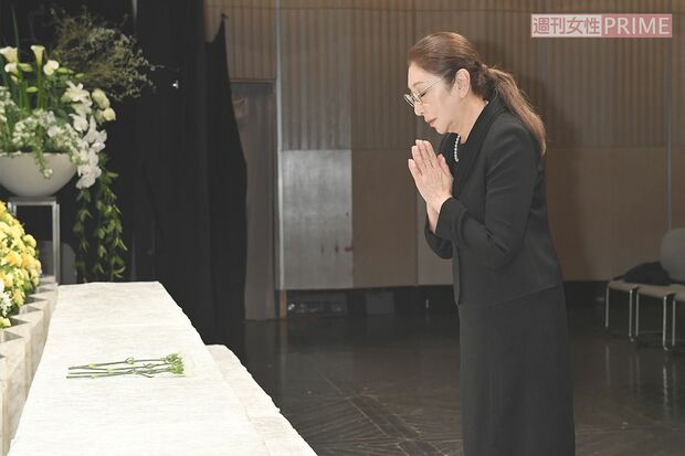 佑の妻・安藤サクラの母である安藤和津（70）も角替さんとの最後のお別れに手を合わせて