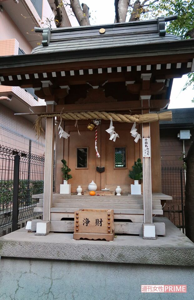 1人がやっとお参りできるほどの祠。お賽銭を入れ鈴を鳴らして祈る