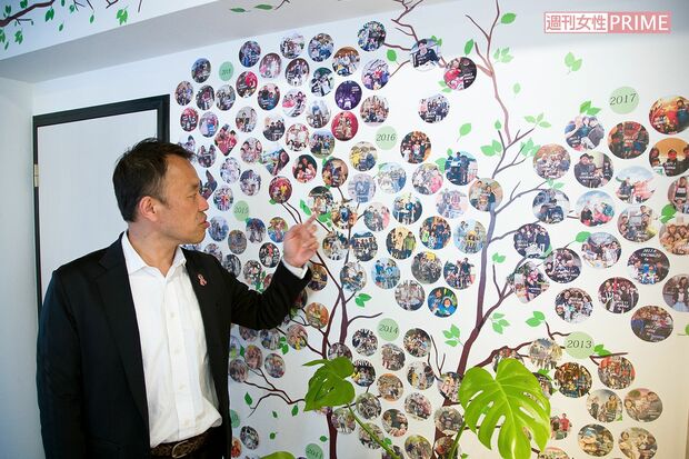 事務所には出会った家族の写真がズラリ。子どもの病気のことも、どの家族のエピソードもよく覚えていると大住はなつかしそうに話す