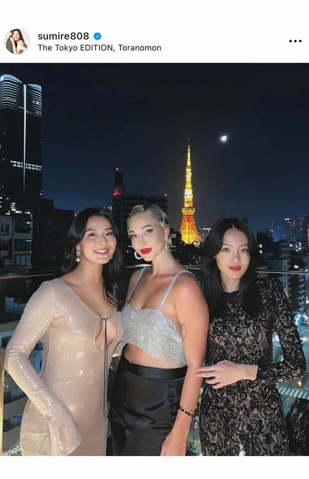 露出度の高いドレスを着こなす（すみれのインスタグラムより）