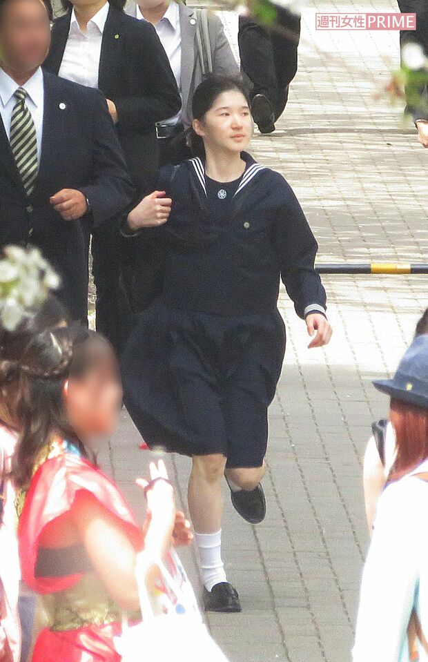 「オール学習院の集い」では、友人とキャンパス内を“ダッシュ”された（4月16日）