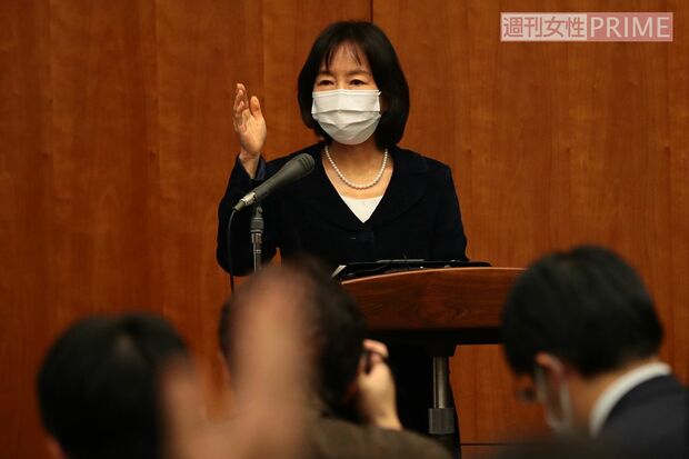3月5日には就任後の“デビュー戦”となる総理記者会見を仕切った小野広報官
