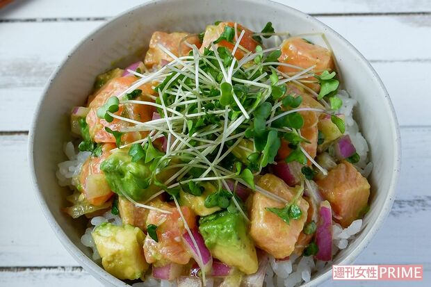 ブロッコリースプライト　サーモンのロミロミ丼