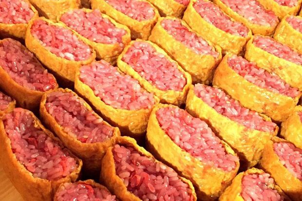 青森ではお祝いとか人が集まるとき食べる赤いいなり寿司。他県の人には衝撃らしい。＃青森　＃赤の正体は紅ショウガ　＃味は甘い