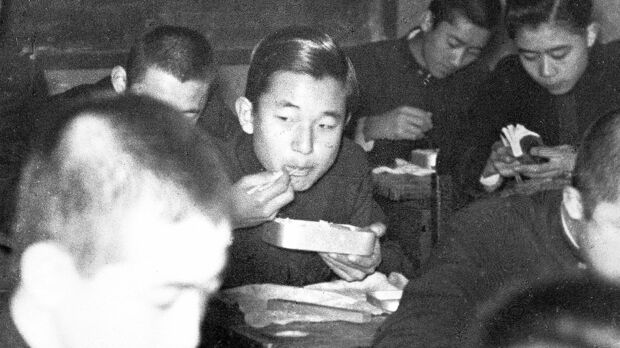 同級生と一緒にお弁当をほおばる「明仁親王」時代の陛下（'49年・高校1年生ごろ）