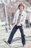 デビュー26日後、週刊女性が初めて撮影した貴重なショット。当時流行のキックボードに乗って('00年) 撮影/週刊女性写真班