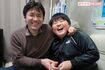 中1のとき、仮設住宅で孝幸さんと。洗濯など家事を手伝うことも