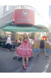 着ているロリータ服のブランドと同じ名前のスーパーの前で（ロリータファッション歴18年のオンプさんSNSより）