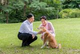写真／宮内庁  東宮御所で愛犬の由莉と