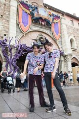 「ツノとメイクがハマりすぎ!」（中尾）、「舞台でもメイクするけどディズニーでもいいね」（崎山） 撮影／廣瀬靖士 (c)Disney