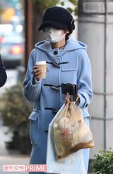 近所のコンビニで女性ファッション誌などを買い込んで帰宅した真木