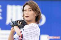 氷川きよし、始球式で見せたホットパンツ姿が “嫉妬レベル” の美しさ