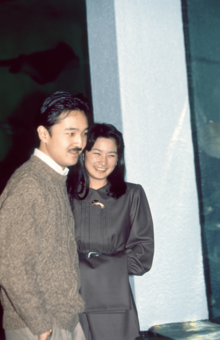 独身時代にデートを楽しんだ場所を訪れた、新婚時代の若々しい2人