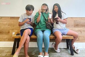 アメリカ・ロサンゼルスのベニスビーチで、次男と長女と色鮮やかなアサイーボウルを楽しむMINMI