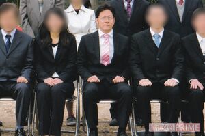 先生たちとの集合写真での上野容疑者