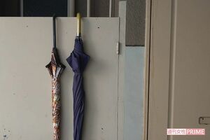 平安彦容疑者の自宅玄関には女性用傘が