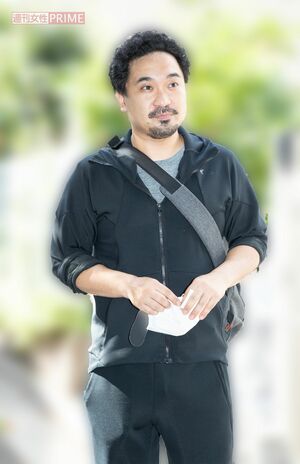 記者の直撃に応じる橋本一郎。父の役所広司に配慮して、結婚を公表しなかったという