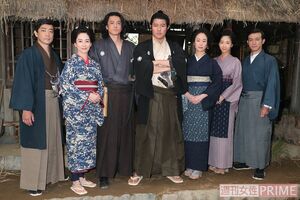 左から迫田孝也、水川あさみ、小栗旬、鈴木亮平、黒木華、柏木由紀、田上晃吉　撮影／坂本利幸