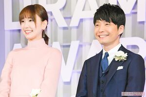 『逃げるは恥だが役に立つ』（'16年、TBS系）で共演し、プライベートでは結婚した星野源と新垣結衣
