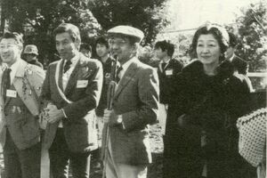 学習院大学馬術部の『新年初乗会』に参加されていた上皇ご夫妻と明石さん(左)