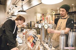 注がれるところを見ながらめっちゃワクワク♪   撮影／矢島泰輔