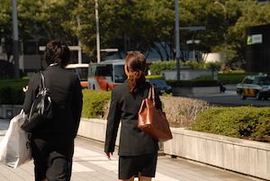 就活では親との二人三脚が当たり前。子どもの代わりに説明会に参加するという母もいる