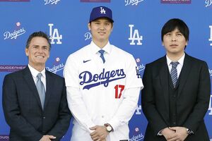 大谷翔平のドジャースの入団会見に同席したバレロ氏と水原一平容疑者 写真/共同通信社