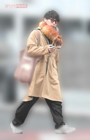 2023年12月上旬、自宅付近を歩く須賀健太。カラーサングラスがワイルド