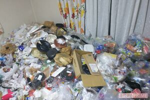 基幹病院のICUで看護師として働いている30代後半の女性の部屋。生活ごみの多い「コンビニ系」だった