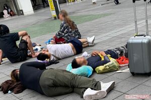 中央で寝そべるトー横シニア