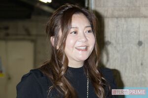 『週刊女性』の直撃取材に笑顔で答える華原朋美（'21年8月）