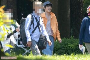 ドラマ『彼女はキレイだった』ロケ中の赤楚衛二