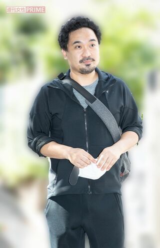 記者の直撃に応じる橋本一郎。父の役所広司に配慮して、結婚を公表しなかったという