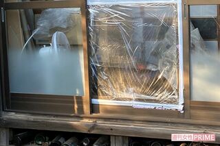 阿天坊翔也容疑者宅は粗い修繕跡が目立ち、ゴミ屋敷のように不要物が堆積していた