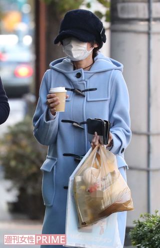 真木よう子の画像 写真 近所のコンビニで女性ファッション誌などを買い込んで帰宅した真木 5枚目 週刊女性prime