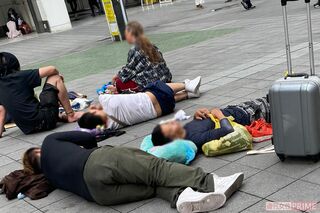 トー横で1時間定点観測したら「カオスすぎる地獄絵図」だった!警察が2回も出動、…