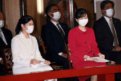 '22年11月、秋季雅楽演奏会を鑑賞された愛子さまと佳子さま。おふたりでのお出ましは初めて