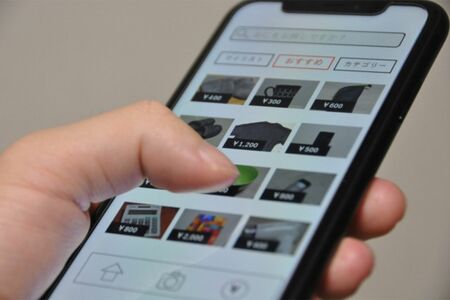 フリマアプリでスニーカーや小物にペイントを施して売ったり、裁縫が得意な人は幼稚園で必要なレッスンバッグの制作代行をして販売する人も　※写真はイメージです