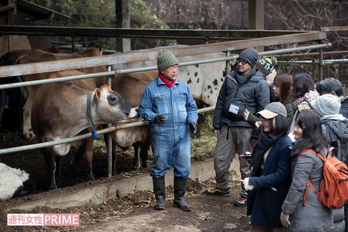 『乳しぼり体験』の後、磯沼さん自ら牧場内をガイドして回り、牛の習性や暮らしぶりを力説。地元の小学校向け体験学習なども積極的に行う(撮影/齋藤周造)