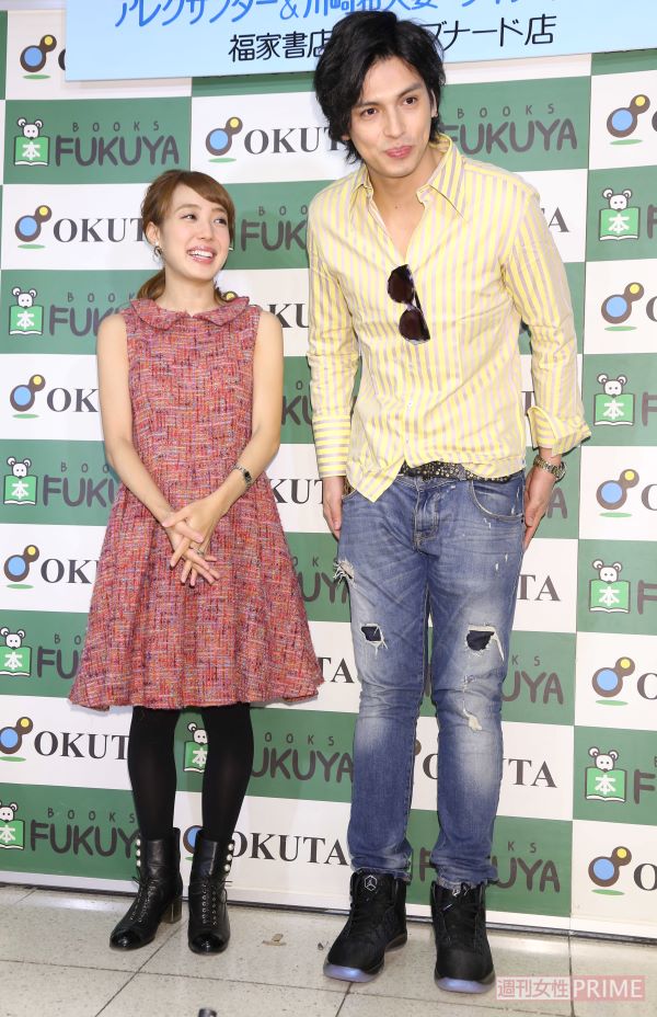 川崎希(左)とアレクサンダー