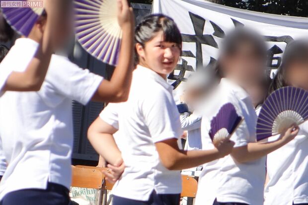 高校2年時の運動会では扇子を持って“舞”を披露された（'18年10月）