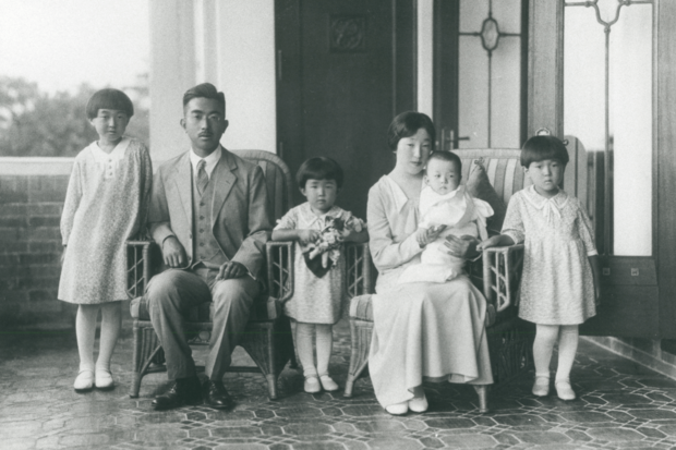 1934（昭和9）年に撮影された昭和天皇一家。左から東久邇成子さん、昭和天皇、池田厚子さん、香淳皇后、上皇さま、鷹司和子さん