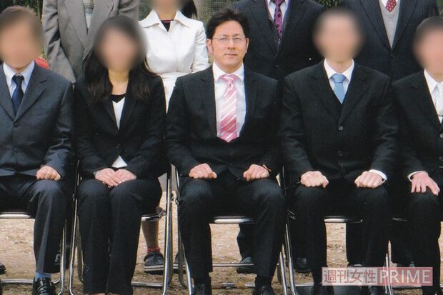 先生たちとの集合写真での上野容疑者