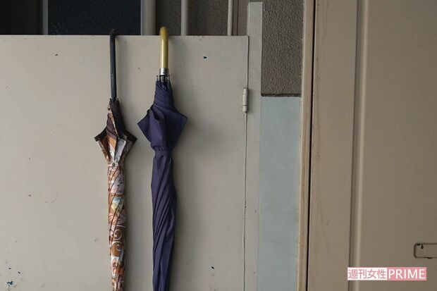 平安彦容疑者の自宅玄関には女性用傘が