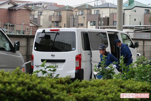 事件現場で捜査をする捜査員