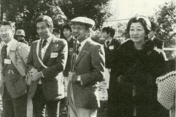 学習院大学馬術部の『新年初乗会』に参加されていた上皇ご夫妻と明石さん（左）