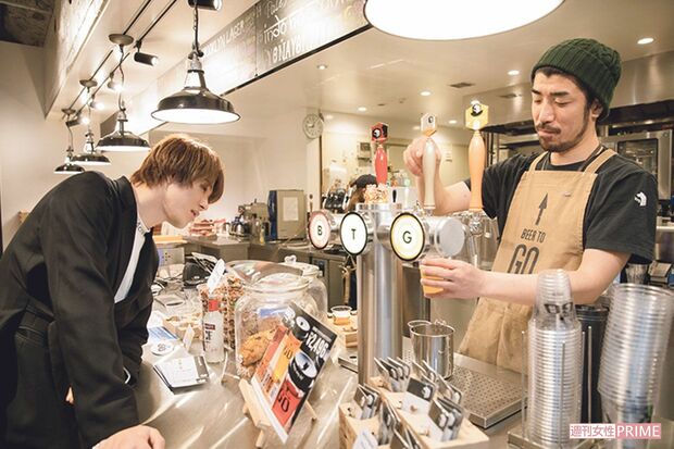 注がれるところを見ながらめっちゃワクワク♪   撮影／矢島泰輔