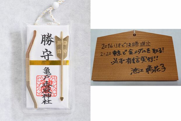 池江選手の絵馬は境内にコピーが飾られている（右）